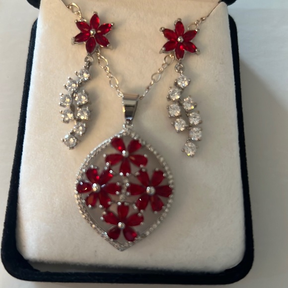 Jewelry - ❤️NWOT RHINESTONE NECKLACE and PIERCED EARRING SET❤️